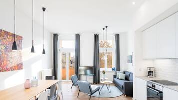 En 43-tommers smart-TV med digitale kanaler samt TV og nettbrett