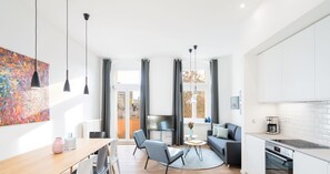 43-inch Smart TV with digital channels, TV, tablet - BENSIMON apartments Mitte / Wedding (Berlin)