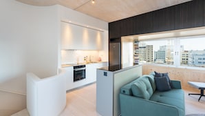 Ein modernes Apartment mit Küche, Essbereich und einer Couch.