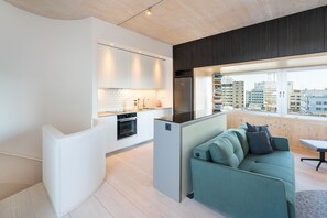 Großer Kühlschrank, Ofen, Herdplatte, Geschirrspüler