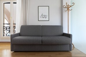 Flachbildfernseher, DVD-Player, Stereoanlage