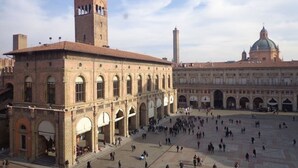A large open square with historic buildings, including a prominent tower and a dome. - UR-NEST Marconi 2, Gorgeous and spacious one bedroom apartment (Bologna)