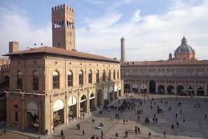 A historic building with a central courtyard, arched doorways, and a tower. - UR-NEST Marconi 2, Gorgeous and spacious one bedroom apartment (Bologna)