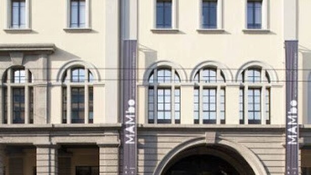 A building with a symmetrical facade, multiple windows, and a central entrance with an archway. - UR-NEST Marconi 2, Gorgeous and spacious one bedroom apartment (Bologna)