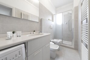 Chuveiro, secador de cabelo, toalhas de banho 