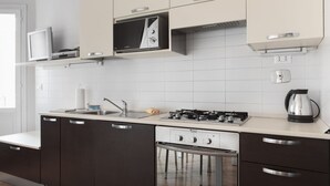 Kaffetrakter/tekoker, kjøleskap, mikrobølgeovn og ovn