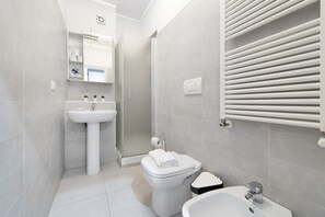 Bathroom - UR-NEST Marconi 4, Gorgeous and spacious one bedroom apartment     (Bologna)