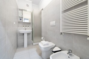 Dusche, kostenlose Toilettenartikel, Haartrockner, Handtücher