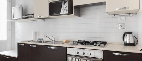 Geladeira, micro-ondas, fogão, cooktop