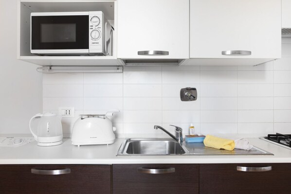 Kühlschrank, Mikrowelle, Ofen, Herdplatte