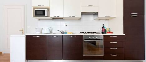 ثلاجة، ميكروويف، فرن، موقد طهي مسطح