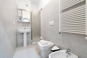 Douche, séchoir à cheveux, serviettes fournies