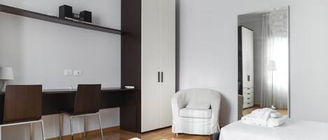 1 habitación, tabla de planchar con plancha, wifi y ropa de cama