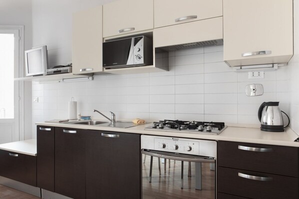 Kühlschrank, Mikrowelle, Ofen, Herdplatte