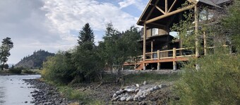 Grande Bluff- River Front Mountain Home