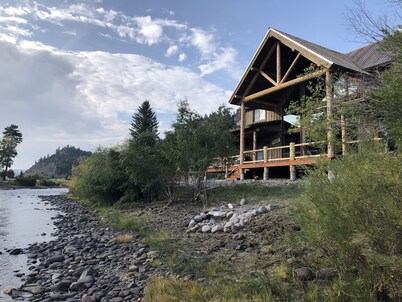 Grande Bluff- River Front Mountain Home