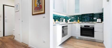 Kühlschrank, Mikrowelle, Ofen, Herdplatte