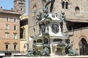 A historic fountain with multiple statues, surrounded by traditional buildings. - UR-NEST Val d'Aposa, Beautiful apartment (Bologna)