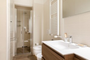 Douche, sèche-cheveux, serviettes fournies