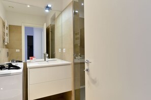 Shower, free toiletries, hair dryer, towels