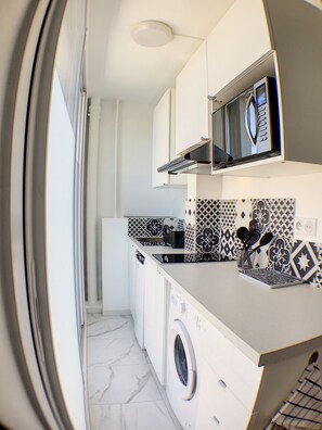 Fridge, microwave, oven, stovetop - Marseille, Vieux-Port, Spacious Studio 13001 (Marseille)