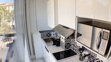 Réfrigérateur, micro-ondes, four, plaque de cuisson