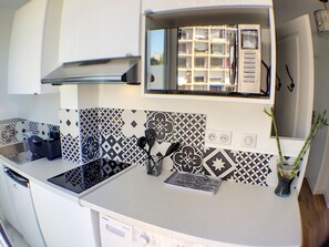 Fridge, microwave, oven, stovetop - Marseille, Vieux-Port, Spacious Studio 13001 (Marseille)