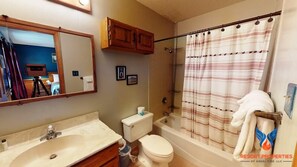 Combined shower/bathtub, towels