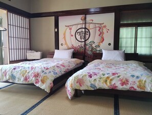 2 habitaciones, escritorio y ropa de cama 