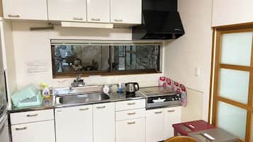 Refrigerador, microondas, parrilla de estufa y utensilios de cocina