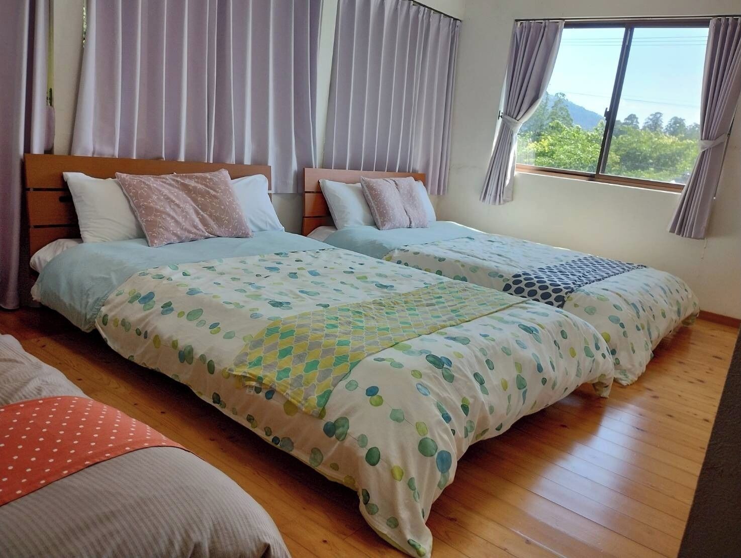 2 多间卧室、办公桌、床单