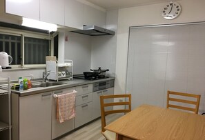 Fridge, microwave, stovetop, cookware/dishes/utensils - A lot of commercial facilities within walking dist - 11minute walk from Yokohama Station / Yokohama Kanagawa (Yokohama)
