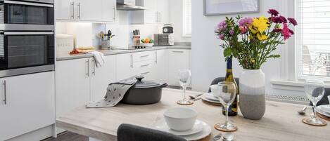 Lavavajillas y congelador