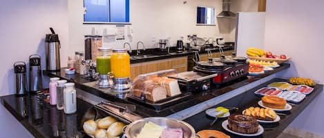 朝食 (ビュッフェ)、毎日提供 (無料)