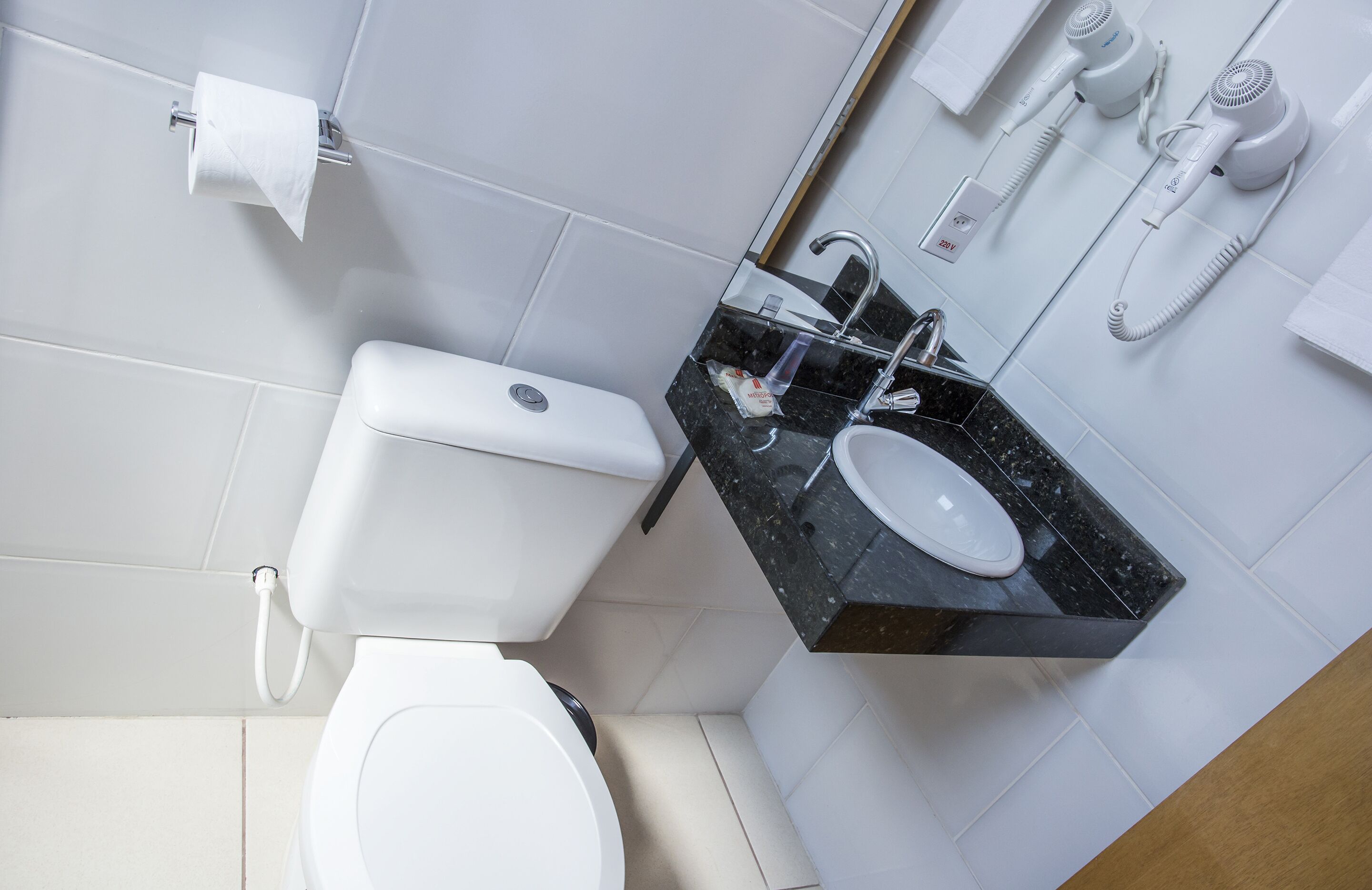 standard 3 camas de solteiro | bathroom | shower, towels