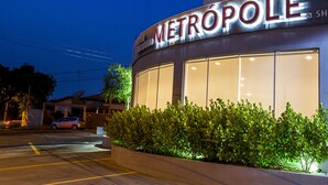 Un hotel llamado "Hotel Metrópole" con una fachada moderna y grandes ventanales.
