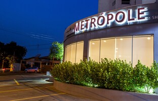 Fachada de la propiedad por la tarde o noche