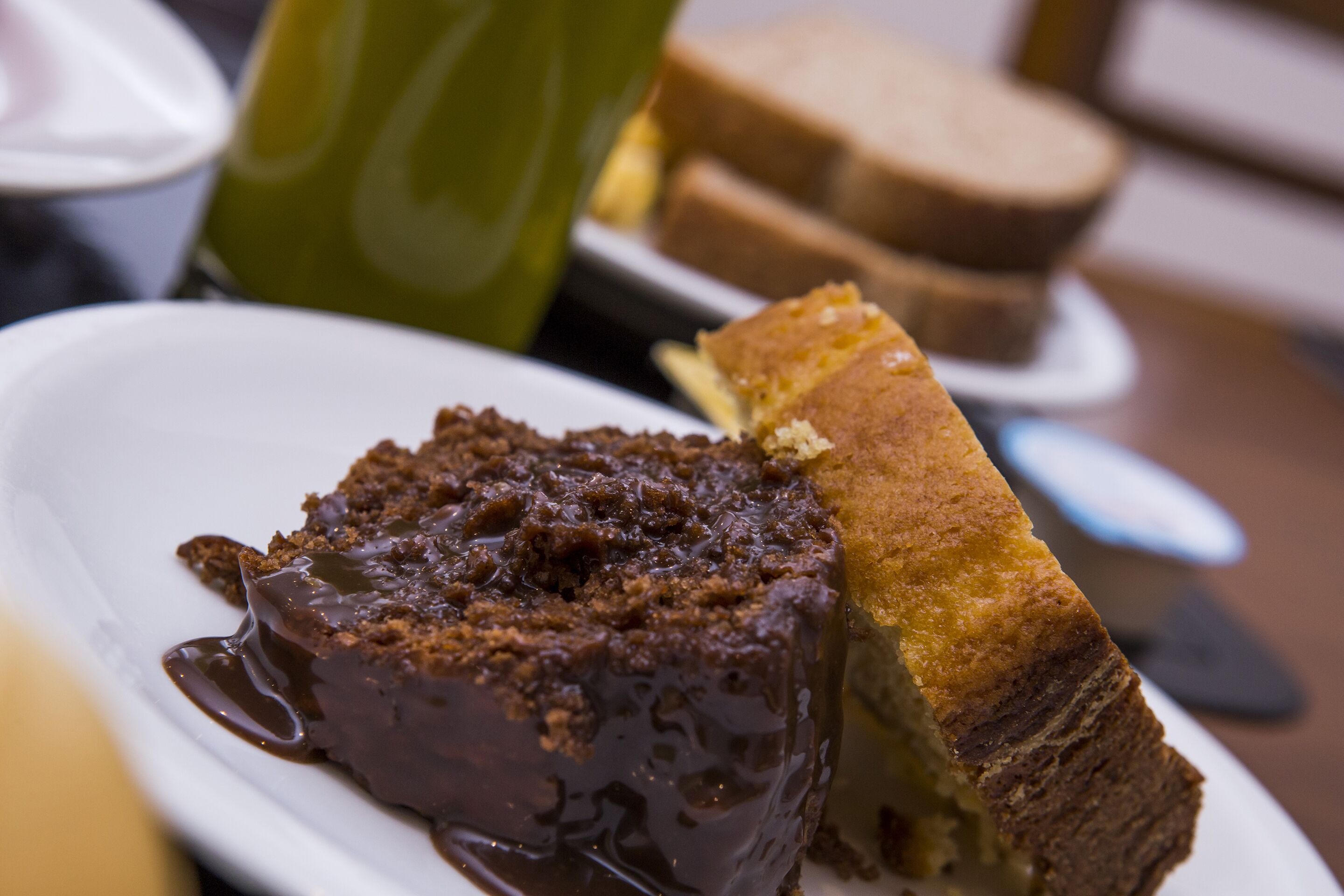 Een dessert met chocoladesaus op een bord.