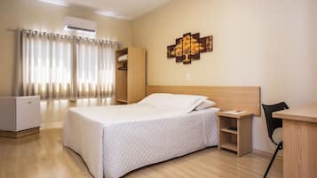 Quarto casal superior | Frigobar, escrivaninha, Wi-Fi de cortesia, roupa de cama