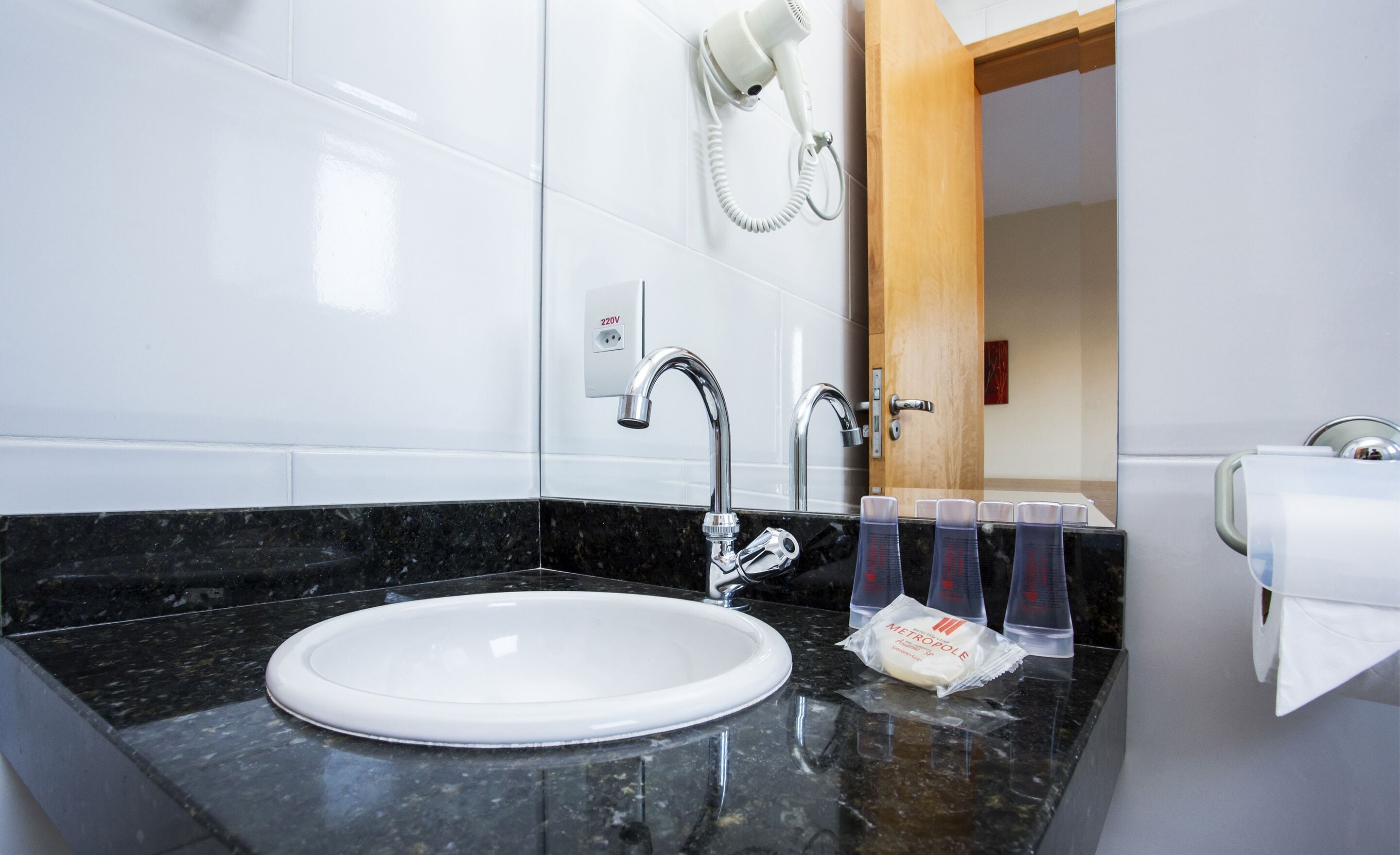 standard 2 camas de solteiro | bathroom sink