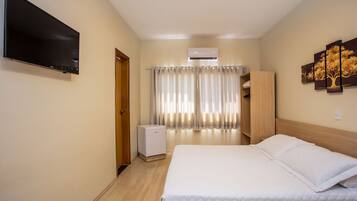 Quarto casal superior | Frigobar, escrivaninha, Wi-Fi de cortesia, roupa de cama