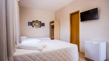Standard casal + 1 solteiro | Frigobar, escrivaninha, Wi-Fi de cortesia, roupa de cama