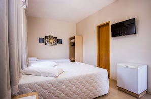 Standard casal + 1 solteiro | Frigobar, escrivaninha, Wi-Fi de cortesia, roupa de cama