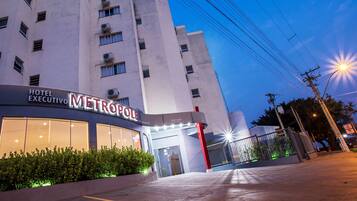 Fachada da propriedade à noite