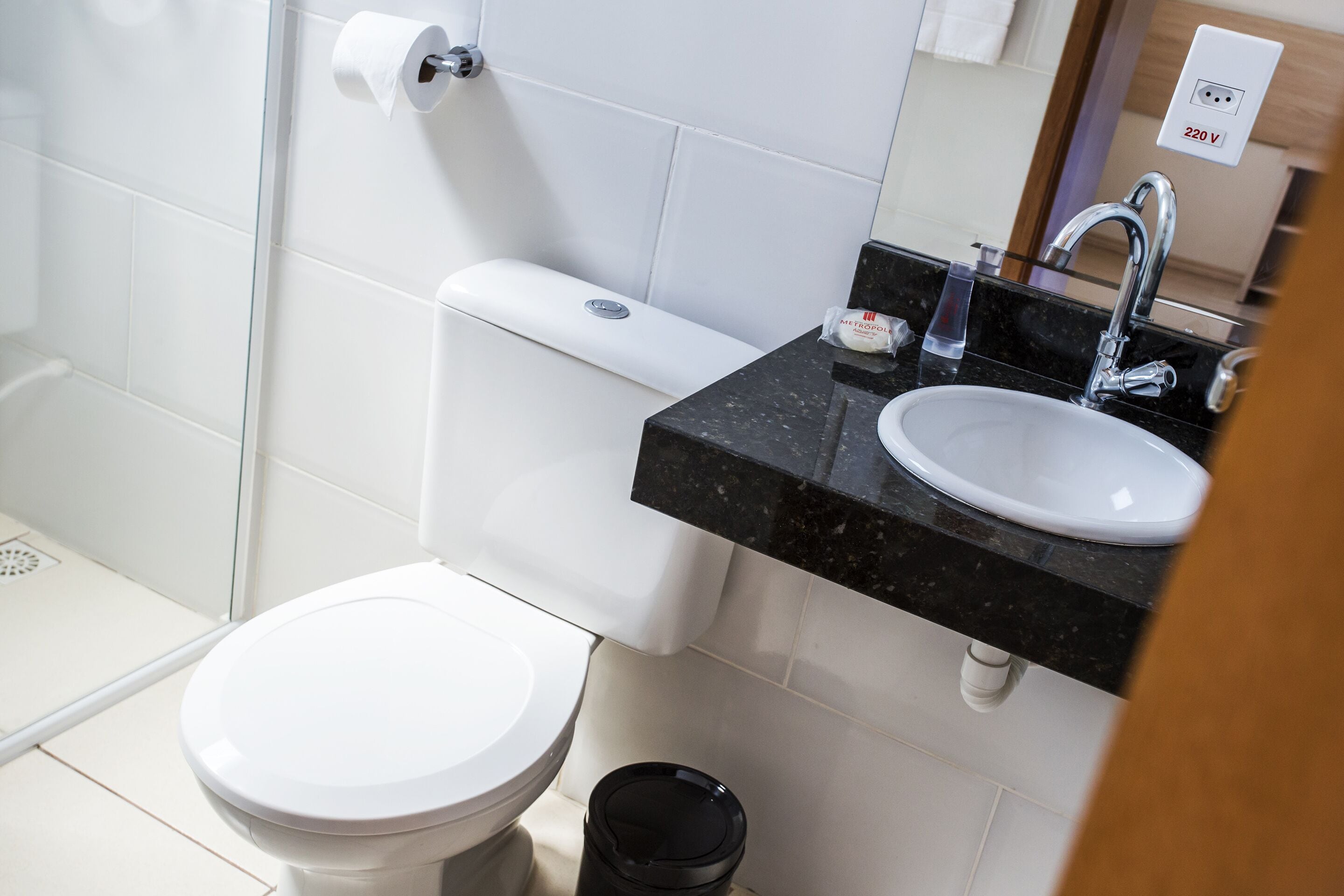 superior double room | bathroom | shower, towels