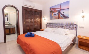 2 slaapkamers, een bureau, een strijkplank/strijkijzer, gratis wifi