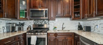 Just Renovated 3 BR/2 Bath/Parking & Downtown view