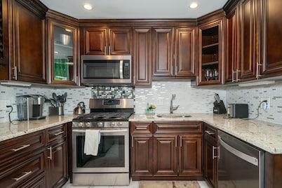 Just Renovated 3 BR/2 Bath/Parking & Downtown view