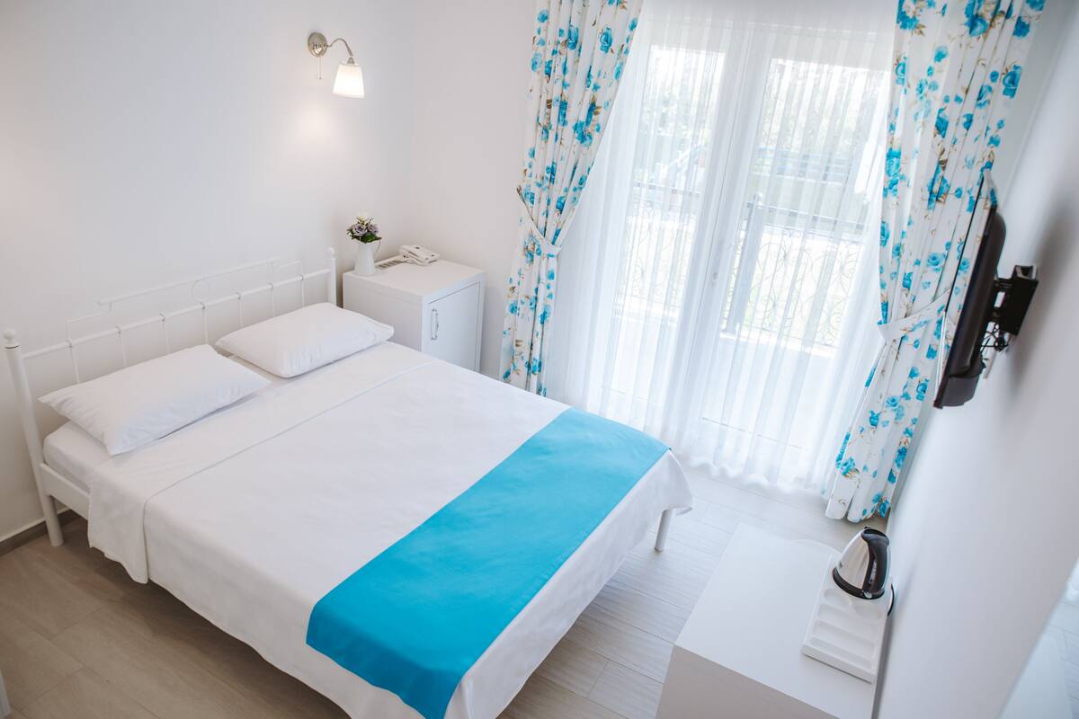 Chambre Standard, vue sur le jardin (Mai) | Literie de qualité, minibar, accès au Wi-Fi (inclus), décor unique