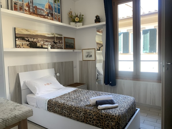 Habitació individual urbana | Roba de llit d'alta qualitat i cobrellits